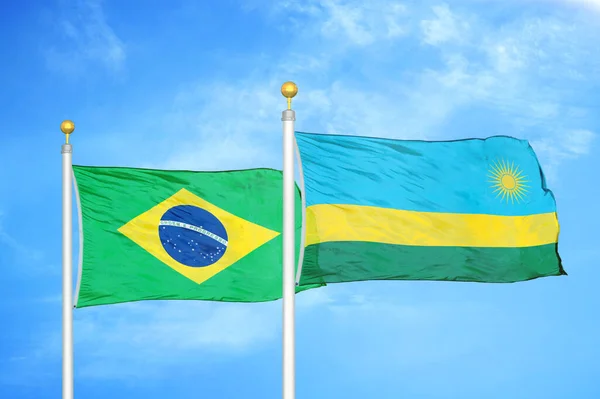 Brasil Ruanda Duas Bandeiras Postes Bandeira Azul Céu Nublado Fundo — Fotografia de Stock