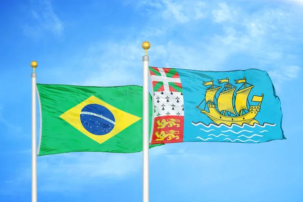 Бразилия Сен Пьер Микелон Два Флага Флагштоках Голубом Облачном Фоне — стоковое фото