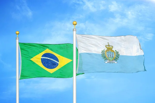 巴西和圣马力诺旗杆上的两面旗帜和蓝天背景 — 图库照片