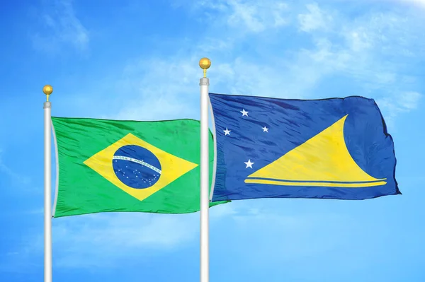 Brezilya Tokelau Bayrak Direkleri Üzerinde Iki Bayrak Mavi Bulutlu Arka — Stok fotoğraf