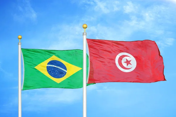 Brasilien Und Tunesien Zwei Flaggen Auf Fahnenmasten Und Blauer Bewölkter — Stockfoto