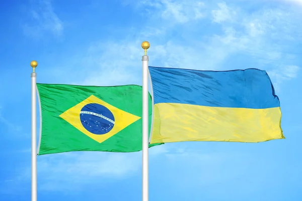 Brasil Ucrania Dos Banderas Sobre Asta Bandera Fondo Azul Cielo —  Fotos de Stock