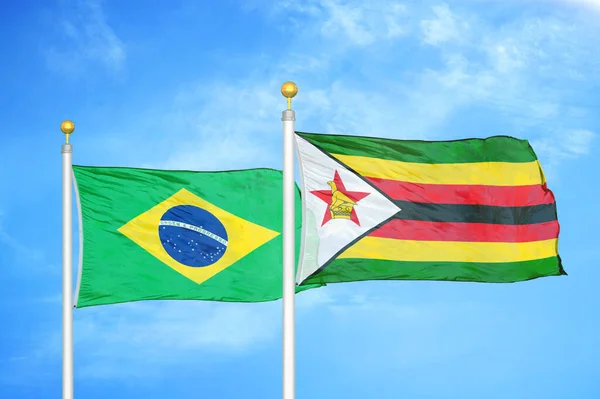 Brazilië Zimbabwe Twee Vlaggen Vlaggenmasten Blauwe Bewolkte Lucht Achtergrond — Stockfoto