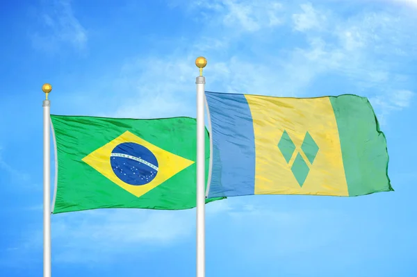 ブラジルとセントビンセントグレナディーン旗竿と青空の背景に2つの旗 — ストック写真