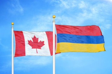 Kanada ve Ermenistan bayrak direkleri üzerinde iki bayrak ve mavi bulutlu arka plan