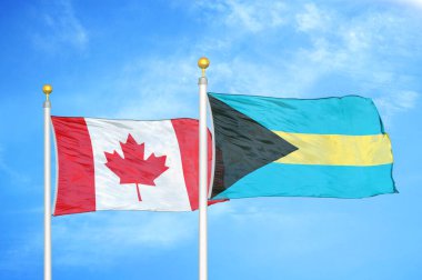 Kanada ve Bahamalar bayrak direkleri ve mavi bulutlu arka planda iki bayrak