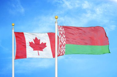 Kanada ve Belarus bayrak direkleri ve mavi bulutlu arka planda iki bayrak