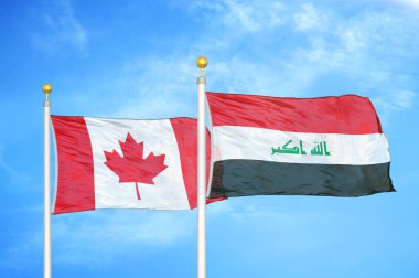 Kanada ve Irak bayrak direkleri üzerinde iki bayrak ve mavi bulutlu arka plan