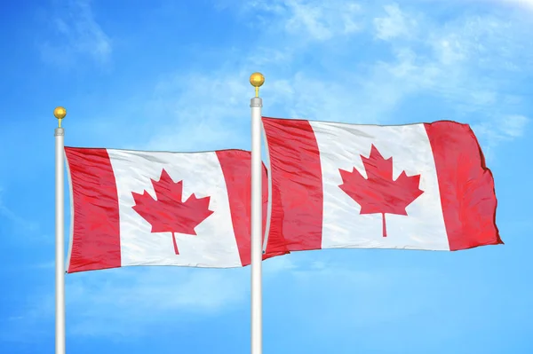 Kanada Zwei Flaggen Auf Fahnenmasten Und Blauer Bewölkter Himmel Hintergrund — Stockfoto