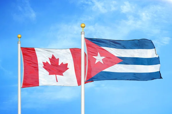 Canada Cuba Twee Vlaggen Vlaggenmasten Blauwe Bewolkte Lucht Achtergrond — Stockfoto