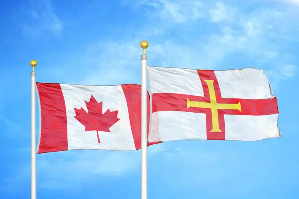 Canadá Guernsey Dos Banderas Sobre Asta Bandera Fondo Azul Cielo — Foto de Stock
