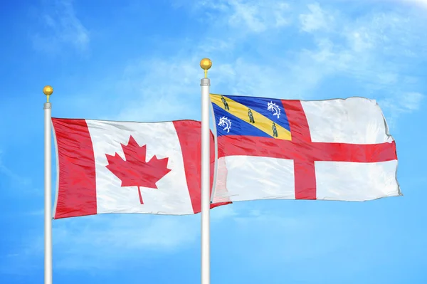 Canadá Herm Dos Banderas Sobre Asta Bandera Fondo Azul Cielo — Foto de Stock