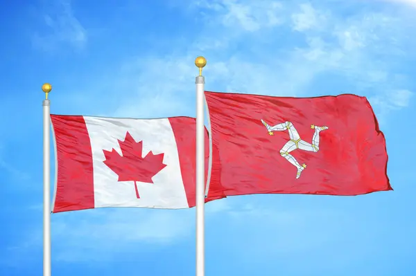 Canadá Isla Mann Dos Banderas Sobre Asta Bandera Fondo Azul — Foto de Stock