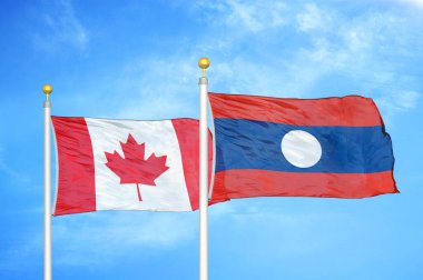 Kanada ve Laos bayrak direkleri ve mavi bulutlu arka planda iki bayrak