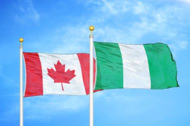 Kanada ve Nijerya bayrak direkleri üzerinde iki bayrak ve mavi bulutlu arka plan