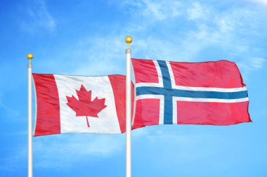 Kanada ve Norveç bayrak direkleri ve mavi bulutlu arka planda iki bayrak