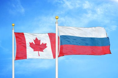 Kanada ve Rusya bayrak direkleri ve mavi bulutlu arka planda iki bayrak