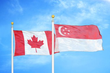 Kanada ve Singapur bayrak direkleri ve mavi bulutlu arka planda iki bayrak