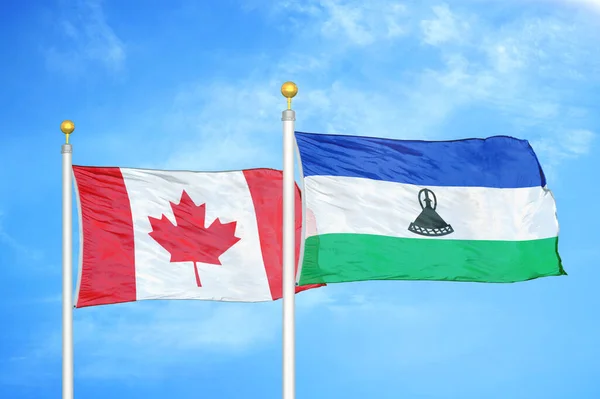 Canadá Lesotho Dos Banderas Sobre Asta Bandera Fondo Azul Cielo — Foto de Stock