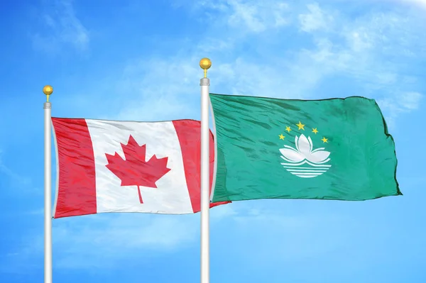 Canadá Macao Dos Banderas Sobre Asta Bandera Fondo Azul Cielo — Foto de Stock