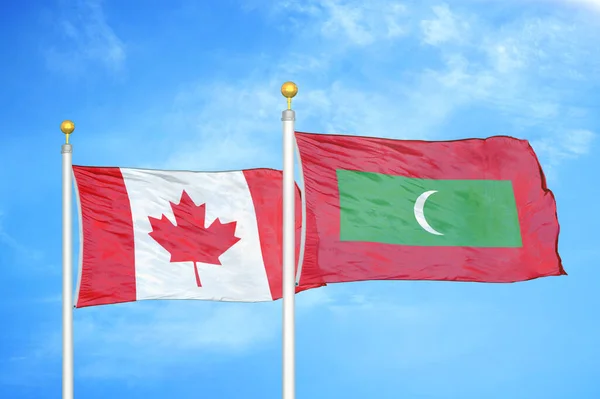 Canadá Maldivas Dos Banderas Sobre Asta Bandera Fondo Azul Cielo — Foto de Stock