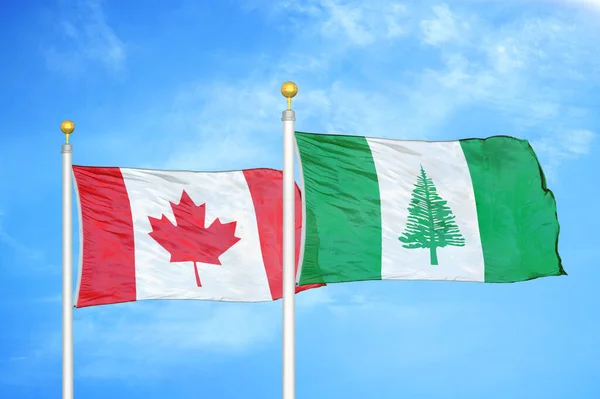 Canadá Isla Norfolk Dos Banderas Sobre Asta Bandera Fondo Azul — Foto de Stock