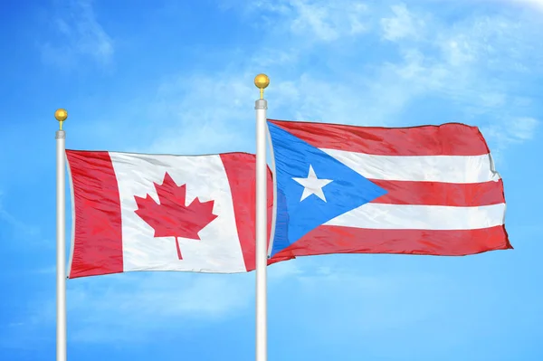 Kanada Porto Riko Bayrak Direkleri Mavi Bulutlu Arka Planda Iki — Stok fotoğraf