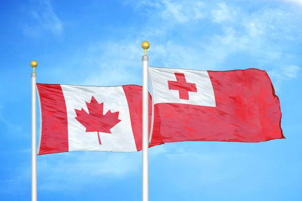 Canadá Tonga Duas Bandeiras Postes Bandeira Azul Céu Nublado Fundo — Fotografia de Stock