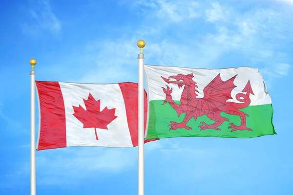 Canadá Gales Dos Banderas Sobre Asta Bandera Fondo Azul Cielo — Foto de Stock