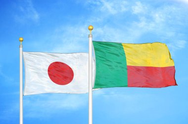 Japonya ve Benin bayrak direkleri üzerinde iki bayrak ve mavi bulutlu arka plan