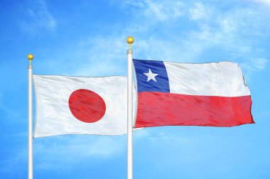 Japonya ve Şili bayrak direkleri üzerinde iki bayrak ve mavi bulutlu arka plan