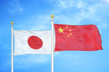 Japonya ve Çin bayrak direkleri üzerinde iki bayrak ve mavi bulutlu arka plan