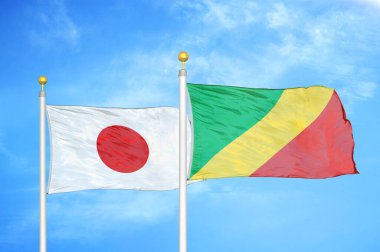 Japonya ve Kongo bayrak direkleri ve mavi bulutlu arka planda iki bayrak