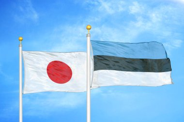 Japonya ve Estonya bayrak direkleri üzerinde iki bayrak ve mavi bulutlu arka plan