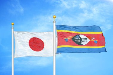 Japonya ve Eswatini Svaziland bayrak direkleri ve mavi bulutlu arka planda iki bayrak