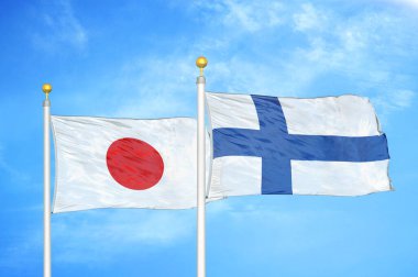 Japonya ve Finlandiya bayrak direkleri ve mavi bulutlu arka planda iki bayrak