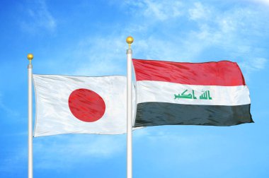 Japonya ve Irak bayrak direkleri üzerinde iki bayrak ve mavi bulutlu arka plan