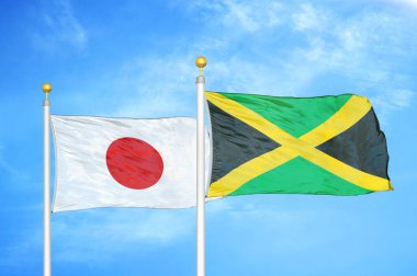 Japonya ve Jamaika bayrak direkleri ve mavi bulutlu arka planda iki bayrak