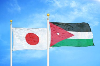 Japonya ve Ürdün bayrak direkleri üzerinde iki bayrak ve mavi bulutlu arka plan