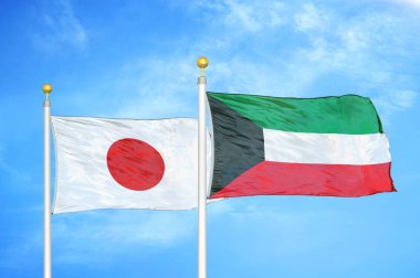 Japonya ve Kuveyt bayrak direkleri üzerinde iki bayrak ve mavi bulutlu arka plan