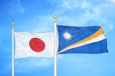 Japonya ve Marshall Adaları bayrak direkleri ve mavi bulutlu arka planda iki bayrak
