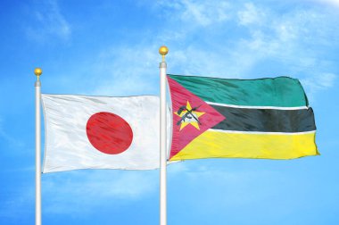Japonya ve Mozambik bayrak direkleri üzerinde iki bayrak ve mavi bulutlu arka plan