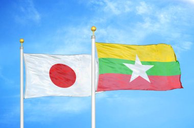 Japonya ve Myanmar bayrak direkleri ve mavi bulutlu arka planda iki bayrak