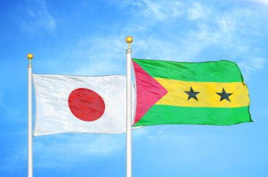 Japonya ve Sao Tome ve Principe bayrak direkleri ve mavi bulutlu arka planda iki bayrak