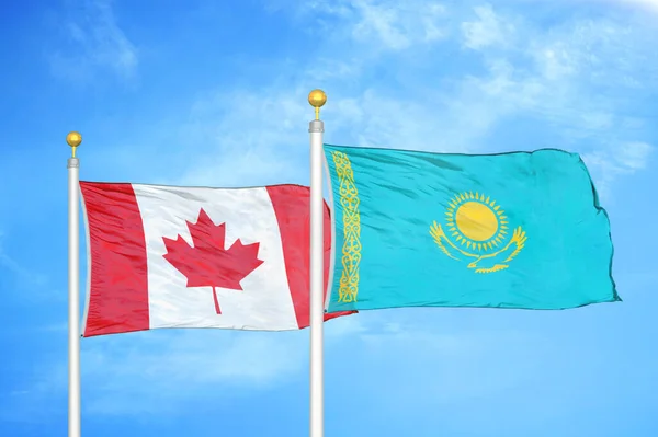 Canadá Kazajstán Dos Banderas Sobre Asta Bandera Fondo Azul Cielo — Foto de Stock