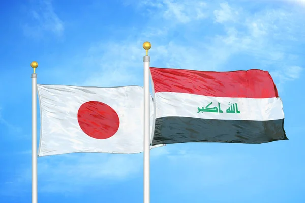 Japan Und Irak Zwei Flaggen Fahnenmasten Und Blauer Wolkenverhangener Himmel — Stockfoto