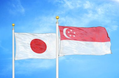 Japonya ve Singapur bayrak direkleri ve mavi bulutlu arka planda iki bayrak