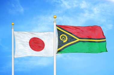 Japonya ve Vanuatu bayrak direkleri ve mavi bulutlu arka planda iki bayrak