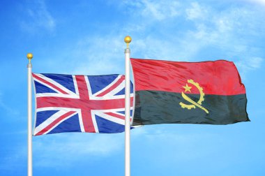 Birleşik Krallık ve Angola bayrak direkleri üzerinde iki bayrak ve mavi bulutlu arka plan