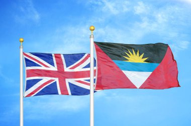 Birleşik Krallık, Antigua ve Barbuda bayrak direkleri üzerinde iki bayrak ve mavi bulutlu gökyüzü arkaplanı